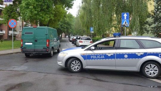 Piesza potrącona na przejściu. Na pomoc ruszył policjant 