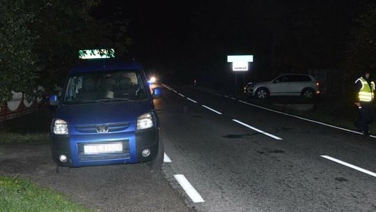 Pieszego zmogło zmęczenie? Leżącego przejechał samochód