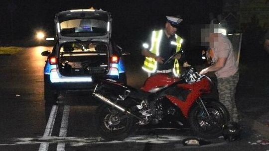 Pieszy nie miał odblasków, w okolicy nie było oświetlenia. Zginął, potrącony przez motocykl