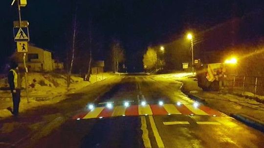 Pieszy podchodzi do przejścia, pasy zaczynają się świecić. Nowy system uruchomiony