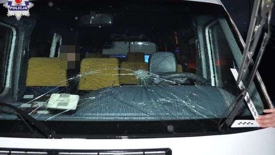 Pieszy zaatakował autobus. Wybił pięściami przednią szybę