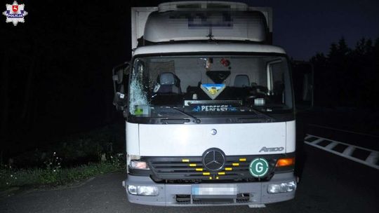 Pieszy zginął po potrąceniu przez ciężarówkę. Szedł niewłaściwą stroną drogi, bez odblasków