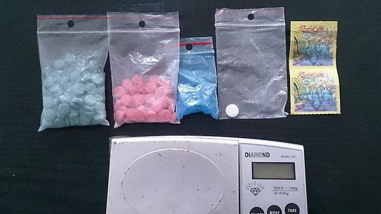 Pigułki, LSD i marihuana w mieszkaniu na Czechowie