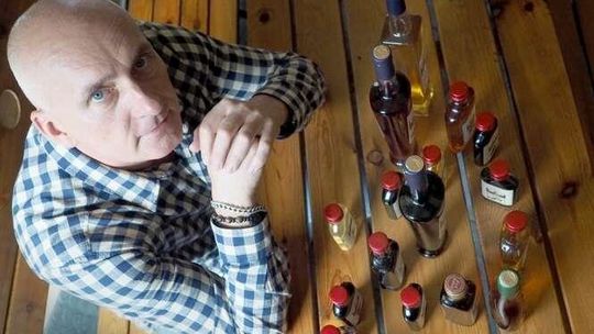 Pigwówka, tarniówka, a może czarny bez? Przepisy na nalewki