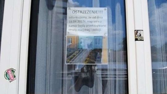 Piją i hałasują pod szkołą. Dyrekcja wywiesiła nawet zdjecia imprezowiczów