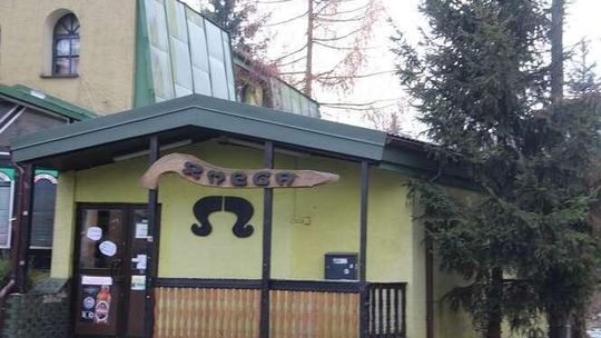 "Piją, krzyczą, śpiewają". Mieszkańcy skarżą się na studentów imprezujących koło sklepu