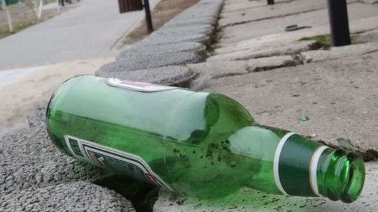 Pijacka biesiada na placu w centrum miasta