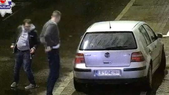 Pijacka szarża kierowcy golfa. Rozbił auto, uderzył w latarnię i chciał jechać dalej
