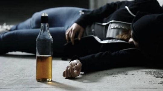 Pijana 17-latka leżała w nocy między blokami. Policja wezwała matkę 