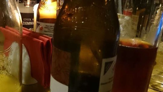 Pijana mama leżała w środku nocy na chodniku, obok niej czekała dwójka dzieci