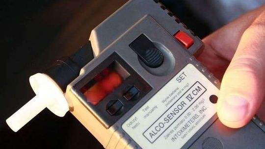 Pijana matka spacerowała z dzieckiem nad jeziorem. W środku nocy