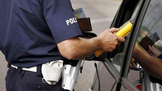 Pijana matka wiozła samochodem córeczkę. Nie zapięła jej w foteliku