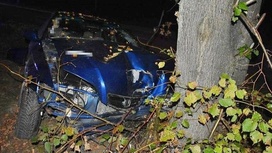 Pijana nastolatka rozbiła samochód na drzewie