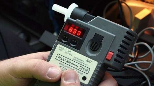 Pijana pasażerka spadła z motoroweru. Kierujący też pijany