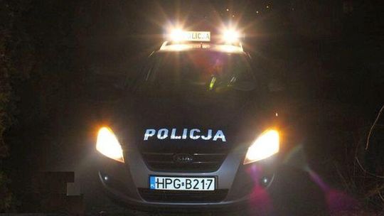 Pijane małżeństwo w samochodzie w rowie. A małe dzieci same w domu