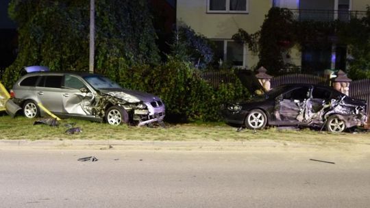 Pijani 14-latkowie uciekali BMW przed policją. Taranowali auta i ogrodzenie