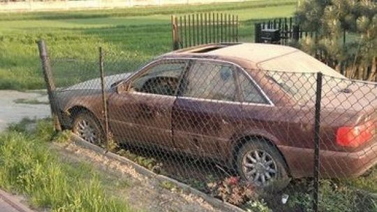 Pijani pechowcy. Jeden skończył jazdę w ogródku