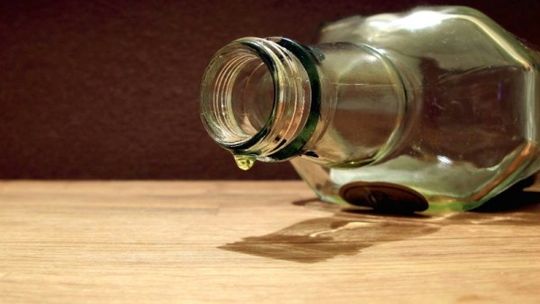 Pijani rodzice ledwo stali na nogach. Z 8-miesięcznym dzieckiem