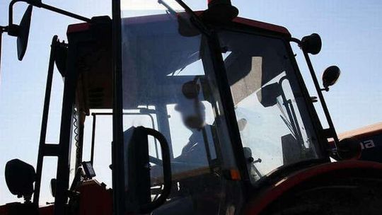 Pijani rolnicy. Zasnął w ciągniku w trakcie jazdy. Drugi zajeżdżał drogę kombajnem