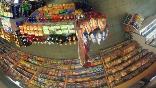 Pijani synowie pobili się z ojcem. W trakcie bójki demolowali sklep