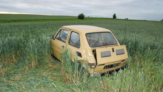 Pijani w citroenie, radiowóz na poboczu, maluch w polu (zdjęcia)