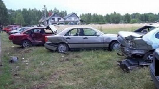 Pijany 18-latek rozbił 8 samochodów. Nie miał prawa jazdy