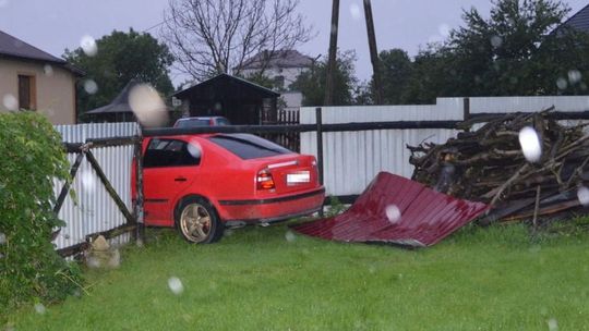 Pijany 18-latek zaszalał skodą kolegi w Szczebrzeszynie. Tak to się skończyło