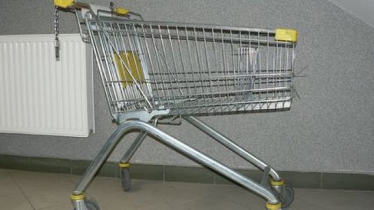 Pijany 19-latek chciał wejść na szczyt choinki. Zniszczył ozdoby