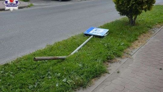 Pijany 19-latek chciał zaparkować audi kolegi. Uderzył w znak 