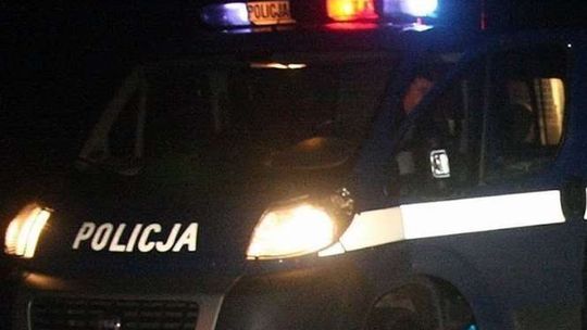 Pijany 19-latek uciekał skradzionym samochodem. Jego ojciec zaatakował policjantów sztachetą