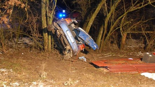 Pijany 21-latek wypadł z drogi i rozbił samochód. Trzy osoby w szpitalu
