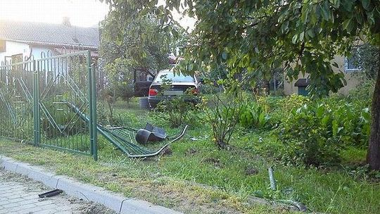 Pijany 23-latek za kierownicą. Zniszczone dwa ogrodzenia