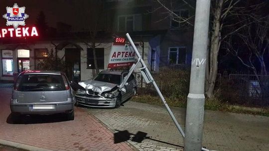 Pijany 30-latek w centrum miasta. Kierowca BMW staranował ogrodzenie posesji