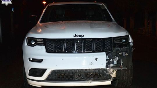 Pijany 41-latek ukradł Jeepa z warsztatu i zakończył przejażdżkę na płocie