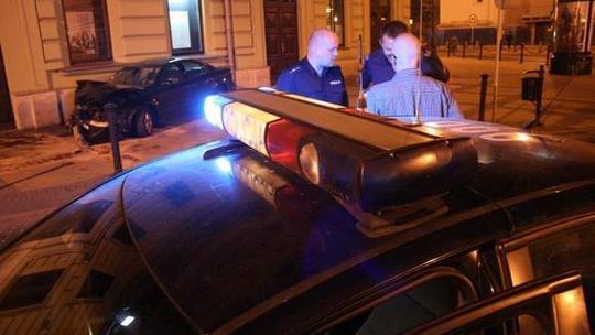 Pijany adwokat wjechał w teatr: Biegły uznał, że leki nie wpłynęły na wynik badania