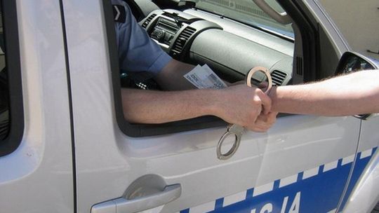 Pijany chciał przekupić policjantów. Dawał pięć tysięcy