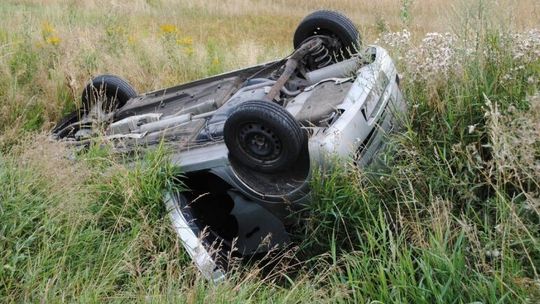 Pijany dachował w polu. W samochodzie wiózł własne dziecko