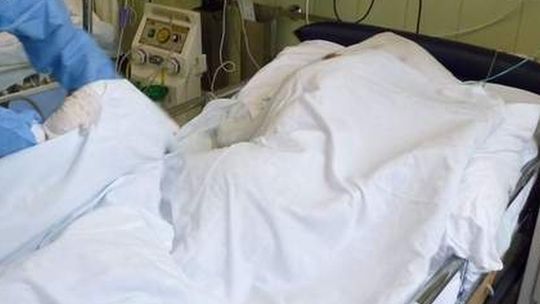 Pijany ginekolog wbił igłę w głowę noworodka