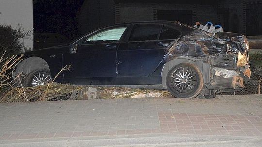 Pijany i na kwarantannie wjechał bmw w płot. Wyrok: 5,5 tys zł grzywny
