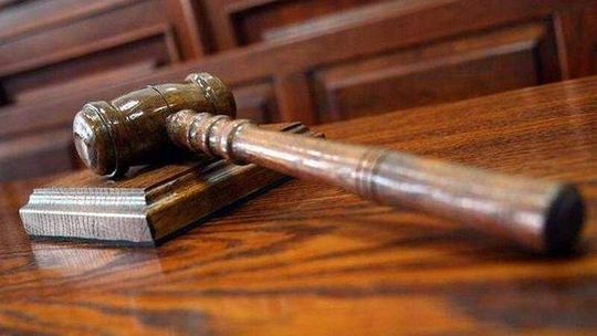 Pijany i na psychotropach staranował auto policjantów. Lekarz okulista oskarżony