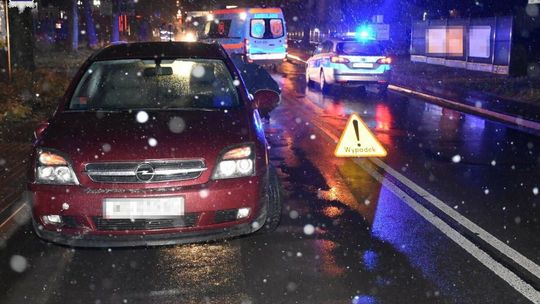 Pijany i niewidoczny. Pieszy potrącony przez samochód