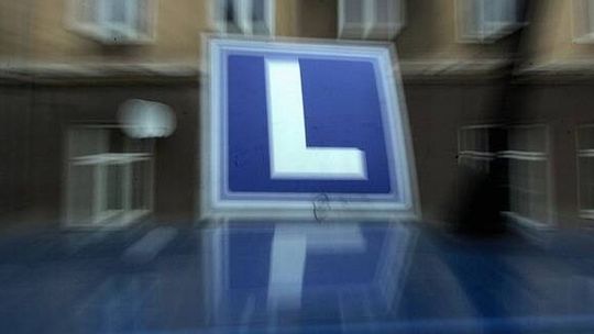 Pijany instruktor szkoły nauki jazdy jechał z kursantem