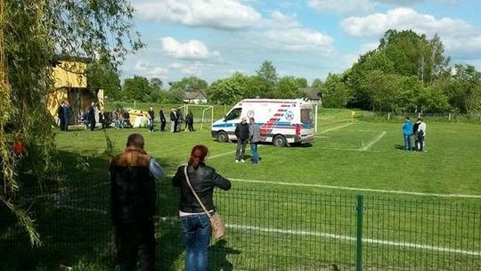 Pijany kibic rzucił odpaloną petardą w piłkarza. Mecz przerwany