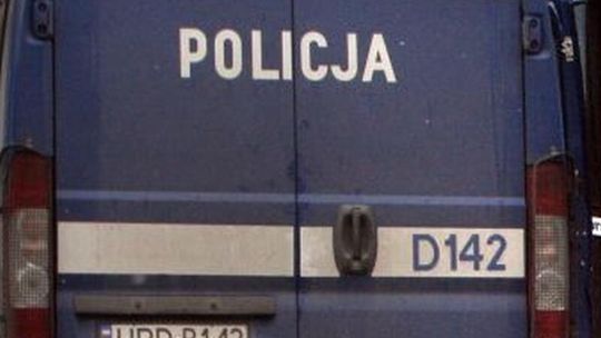 Pijany kierowca ciągnął autem znak drogowy