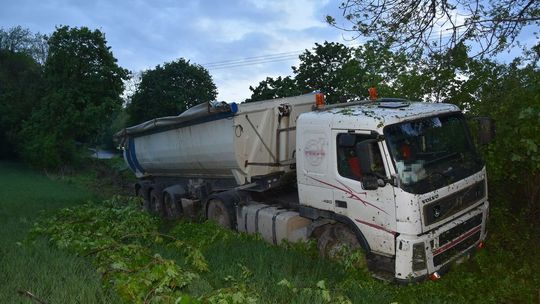 Pijany kierowca ciężarówki zakończył jazdę w rowie. Miał 3 promile i dożywotni zakaz prowadzenia