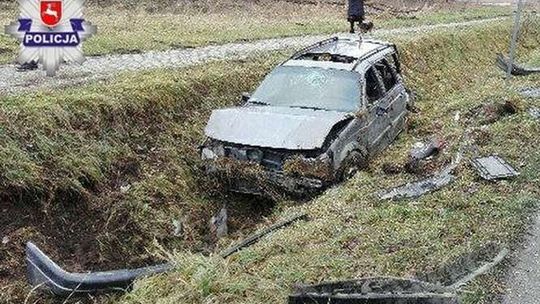 Pijany kierowca dachował volkswagenem i wylądował w rowie. Wpadł już trzeci raz