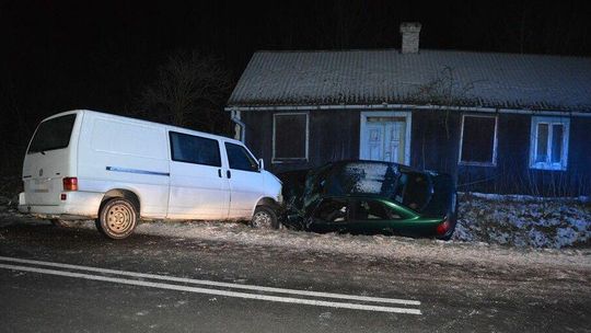 Pijany kierowca nie zapanował nad swoim samochodem. Zderzył się z dwoma innymi autami
