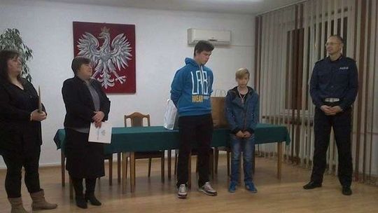 Pijany kierowca nie znalazł kluczyków. Dwaj gimnazjaliści nagrodzeni przez policję