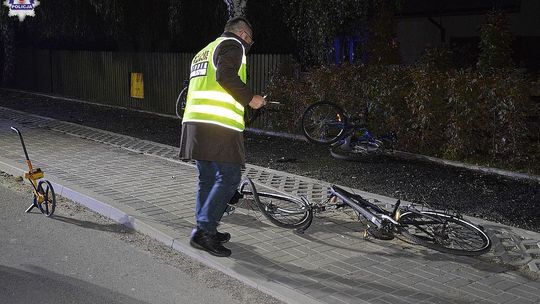 Pijany kierowca potrącił 16-latka i 19-latka i uciekł. Potem wypadł z drogi