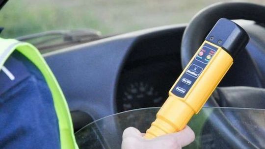 Pijany kierowca potrącił oplem dwie osoby